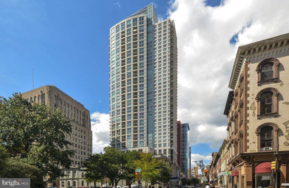 200 Washington Square - Photo 1