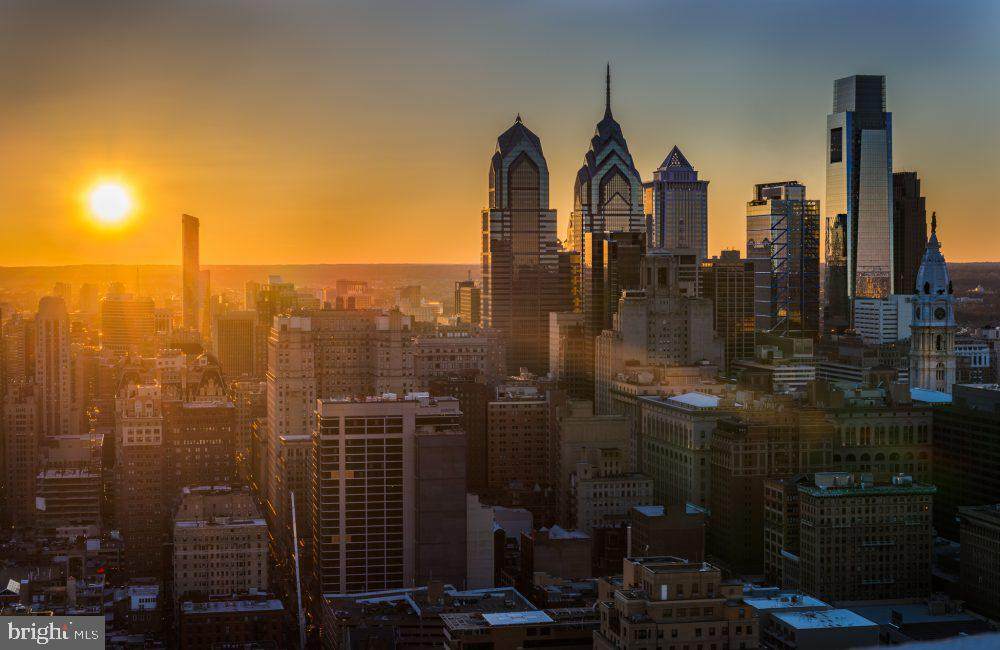 200 Washington Square - Photo 1