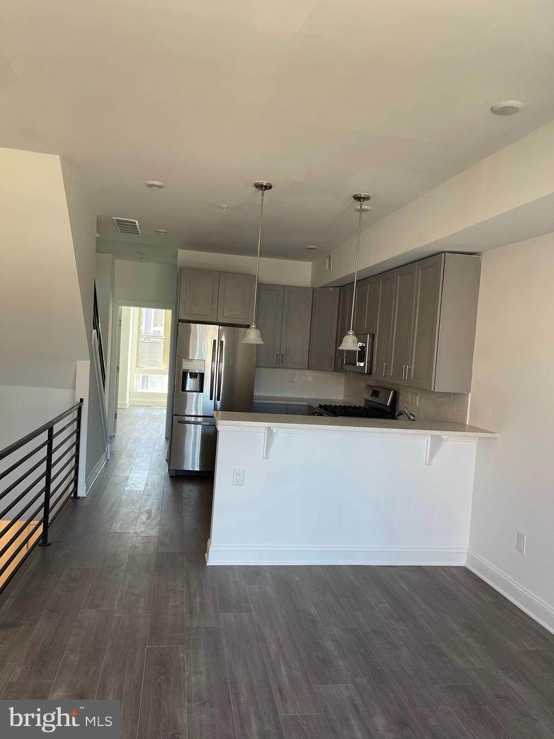 1621 Thompson St - Photo 1