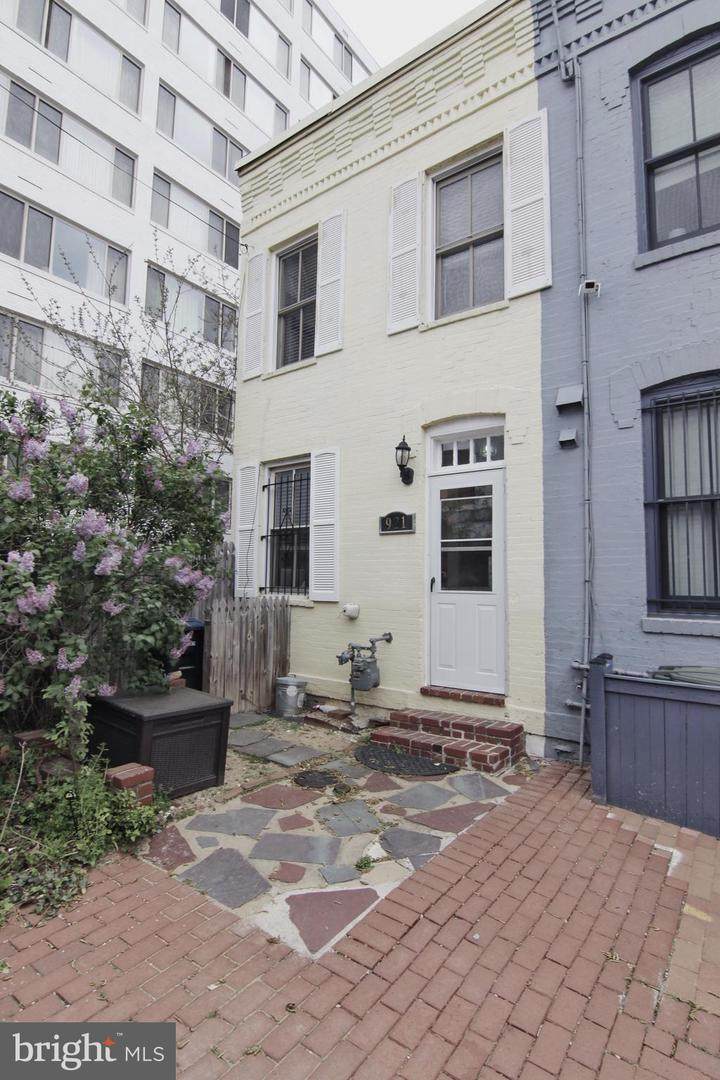 921 Hughes Mews - Photo 1