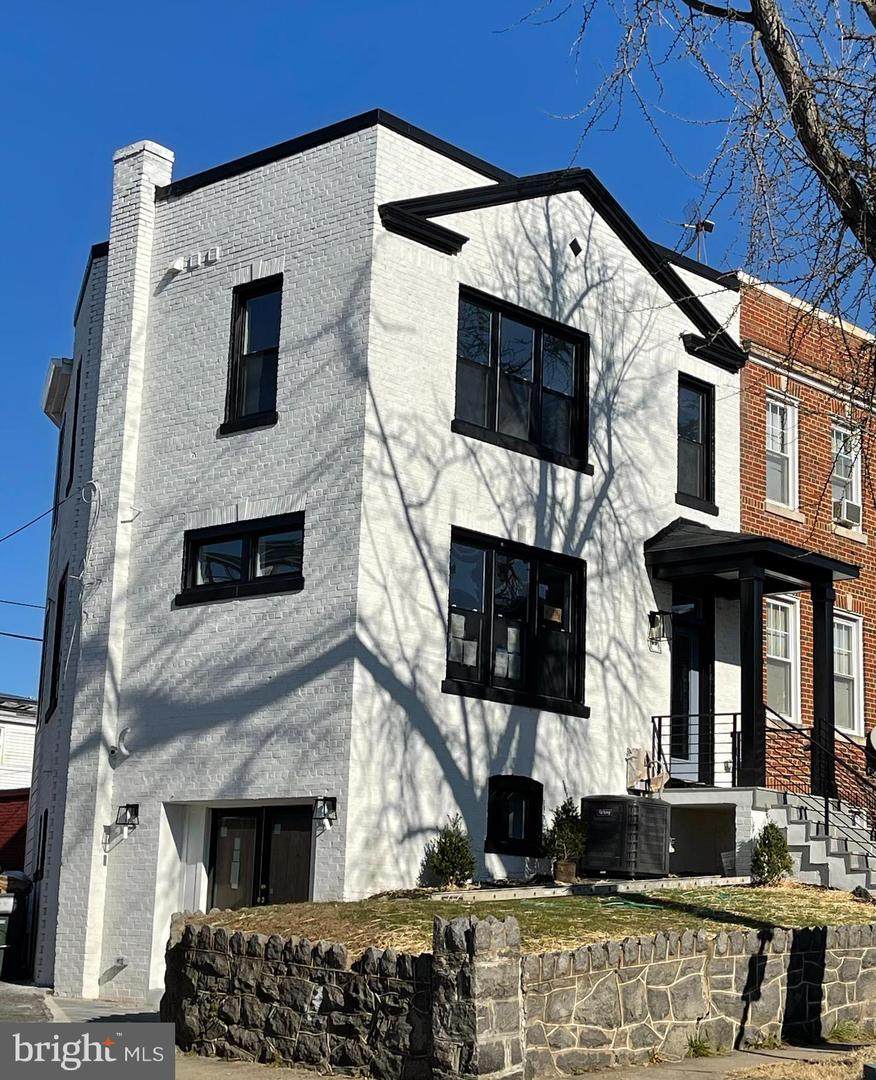 1049 Quebec Place - Photo 1