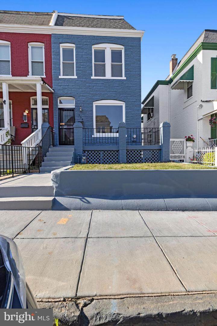 726 Gresham Place - Photo 1