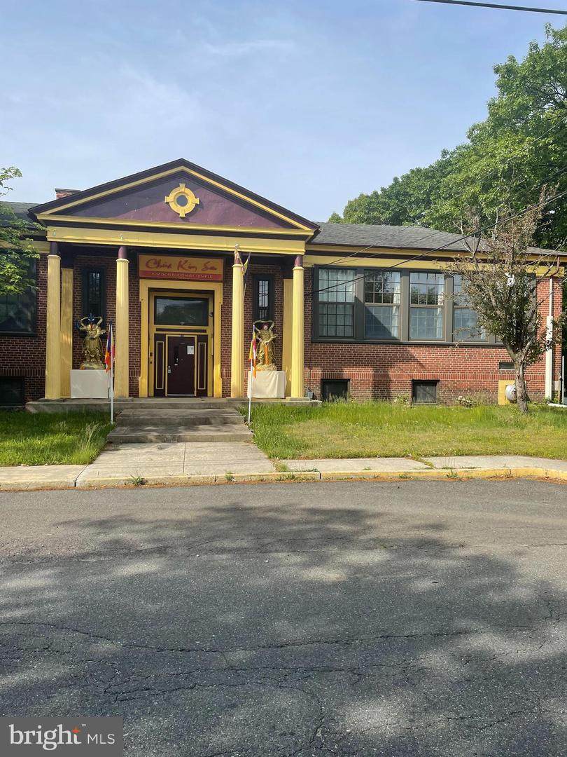 1641 Derousse Avenue - Photo 1