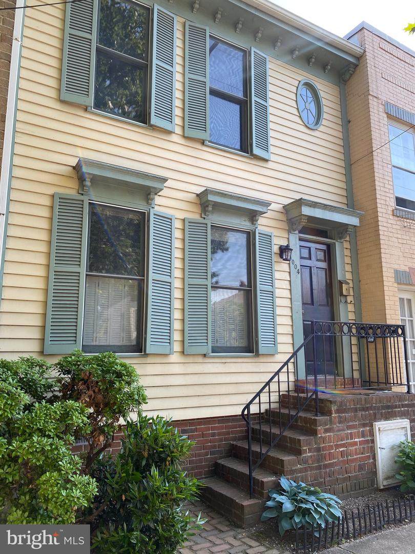1004 Oronoco Street - Photo 1