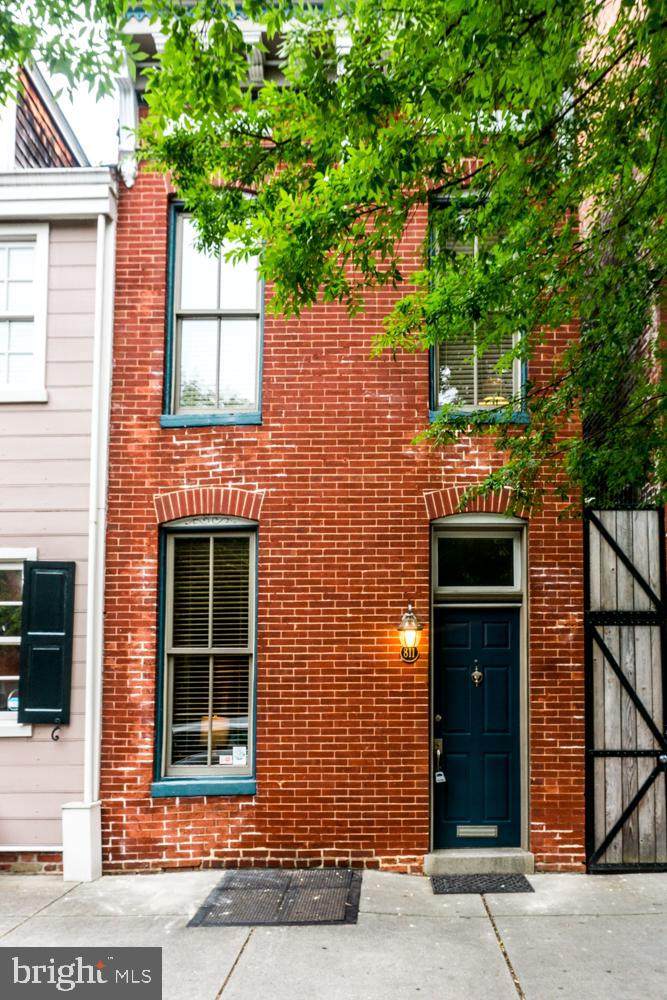 811 Bond Street - Photo 1