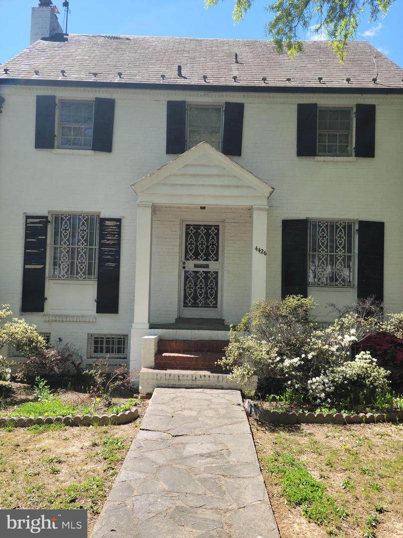 4426 South Dakota Avenue - Photo 1
