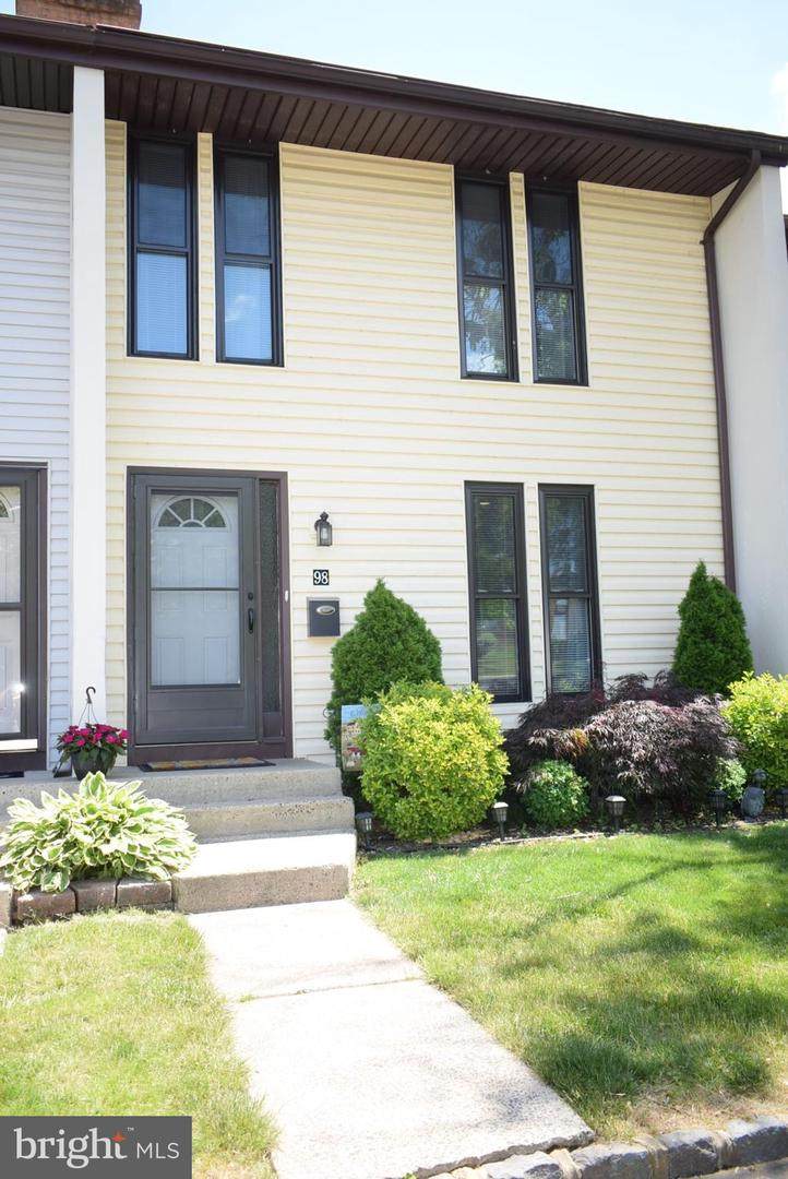 98 Danbury Court - Photo 1
