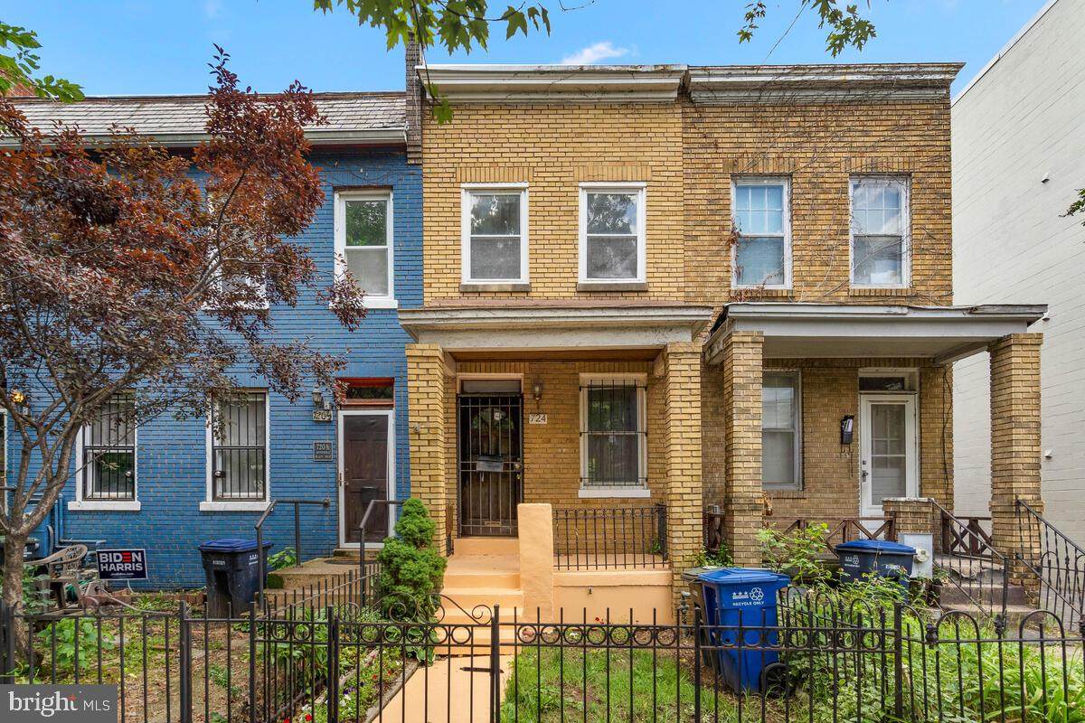 724 11TH Street - Photo 1