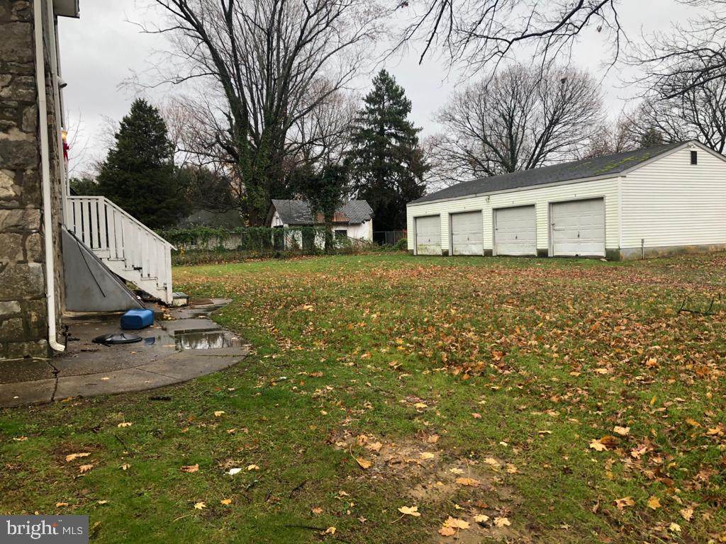 816 Collings Avenue - Photo 1