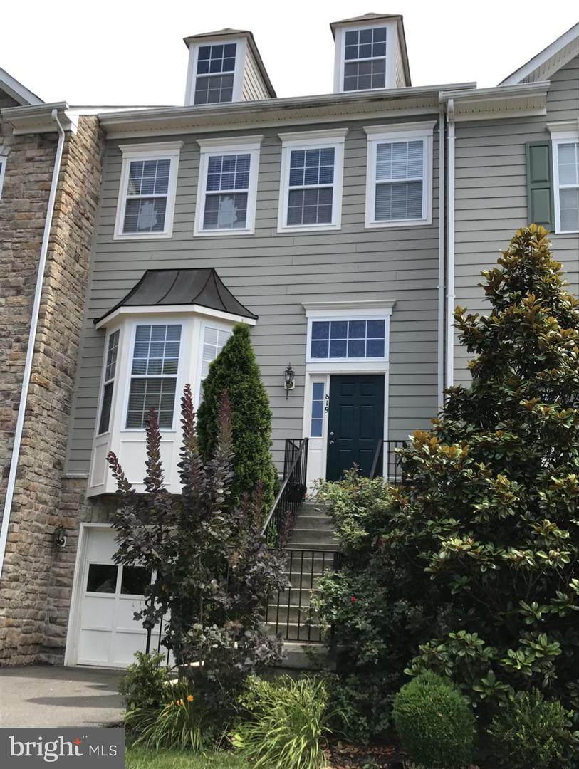 819 Ferndale - Photo 1