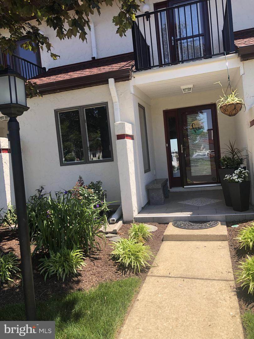 25-E Queen Elizabeth Court - Photo 1