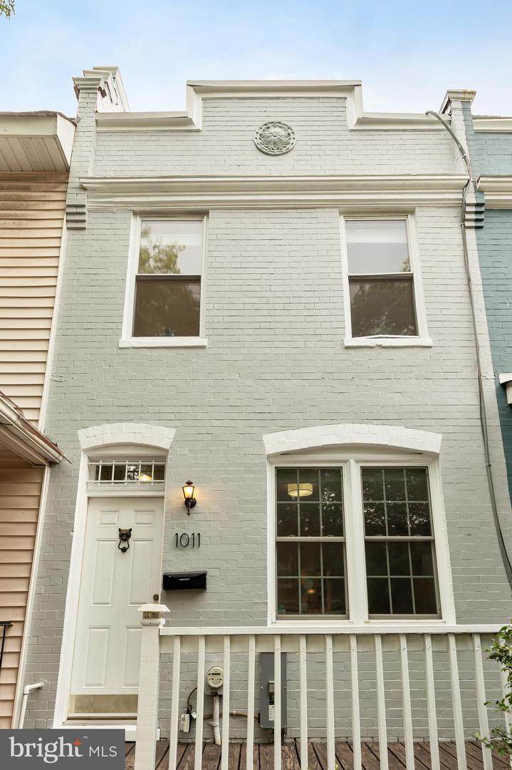1011 Kenyon Street - Photo 1