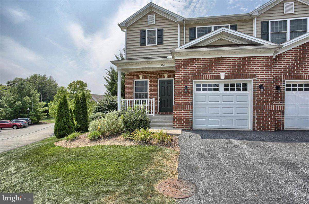 152 Ashford Way - Photo 1