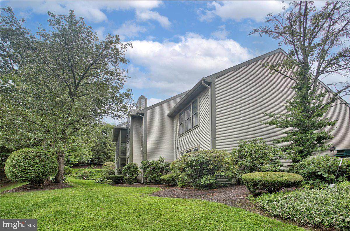 563 Roslaire Drive - Photo 1