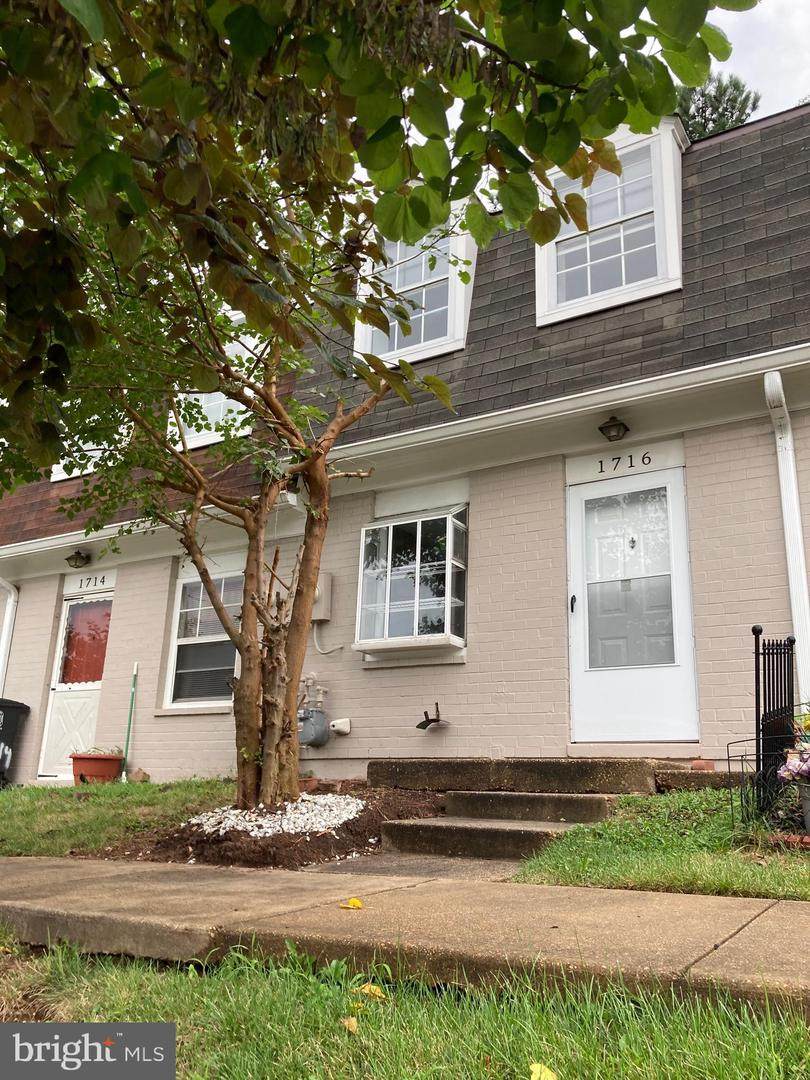 1716 Village Green - Photo 1