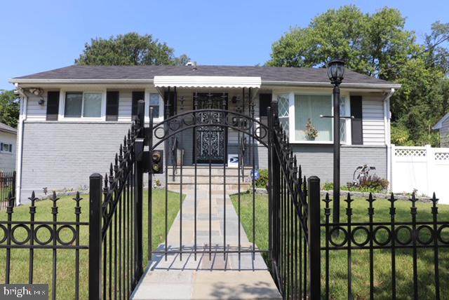 2319 Roslyn Avenue - Photo 1