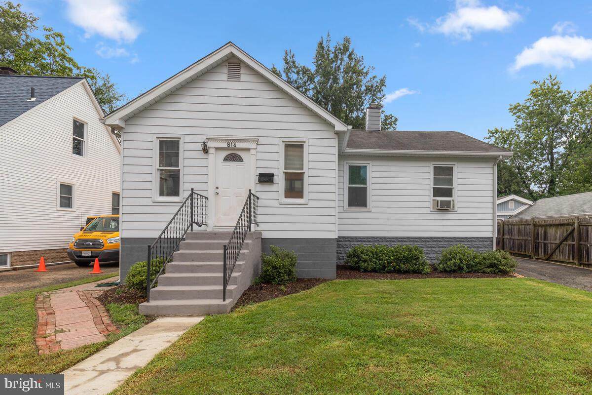 816 18TH Street - Photo 1