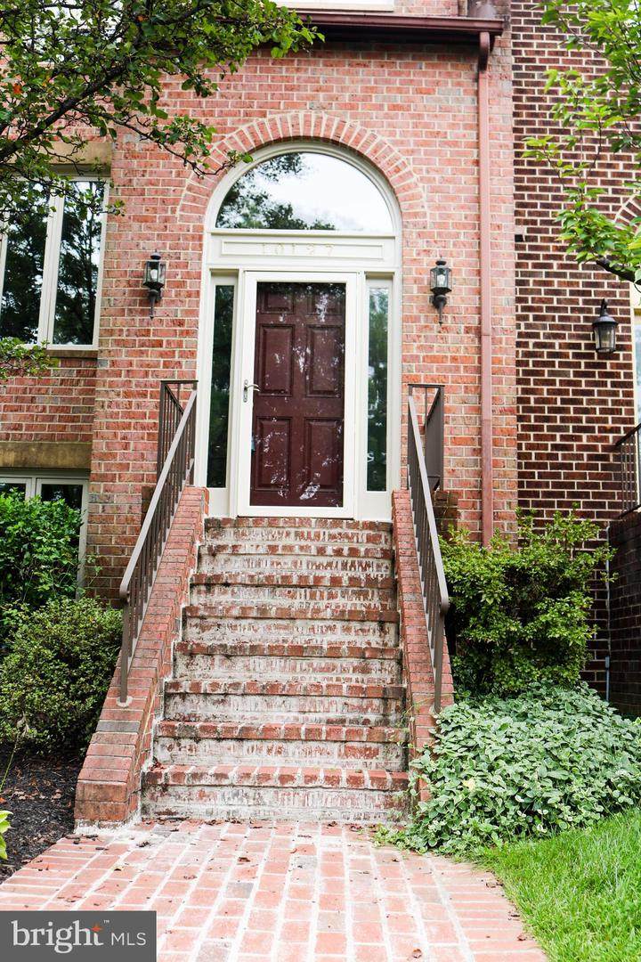 10127 Turnberry Place - Photo 1