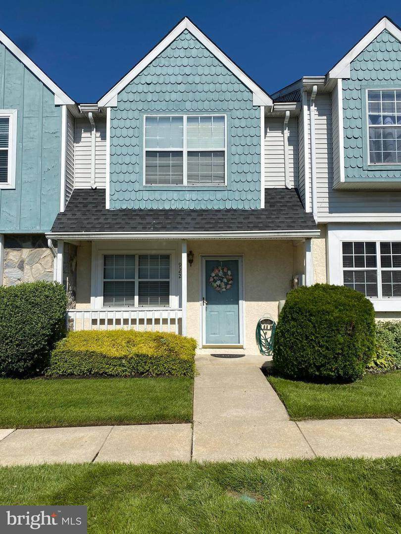 922 Woodstock Court - Photo 1