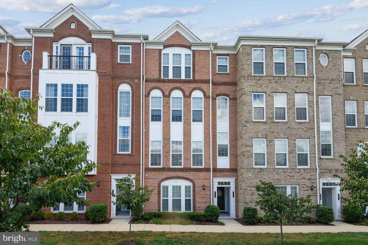 42825 Burrell Square - Photo 1