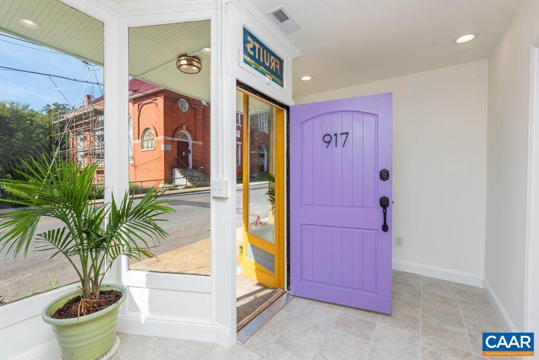 917 Beverley St - Photo 1