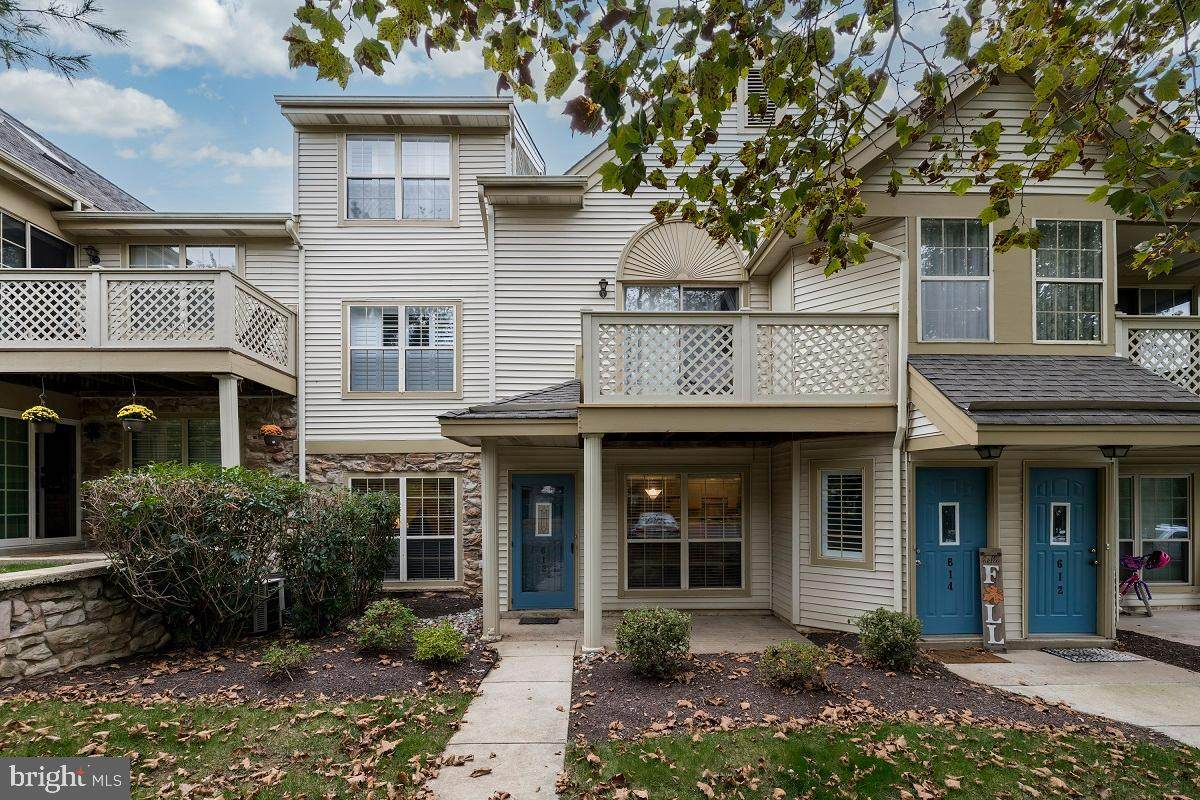 613 Foxcroft - Photo 1