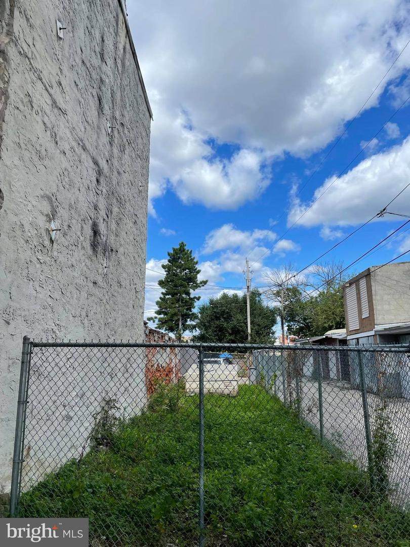 1043 Windsor Street - Photo 1
