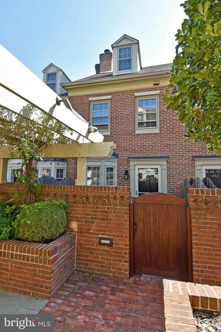 652 Columbus Street - Photo 1
