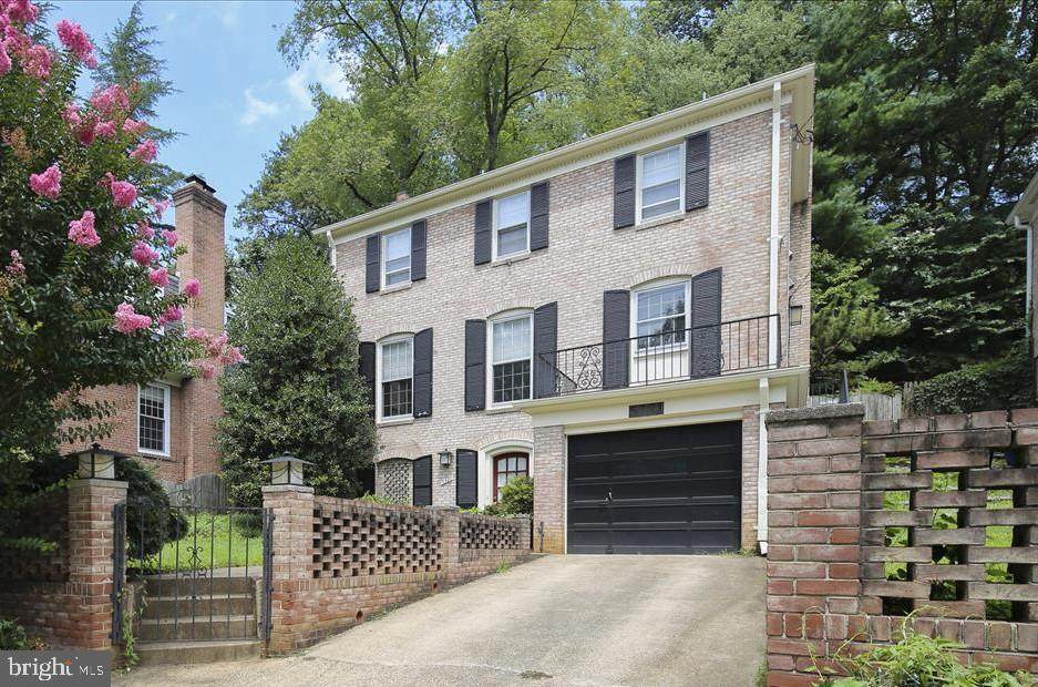 5321 Macarthur Boulevard - Photo 1