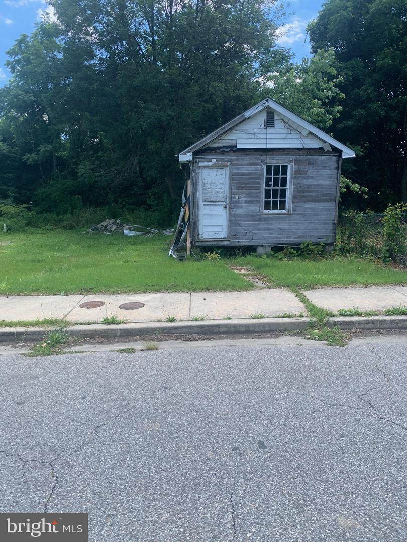 80 Willis Avenue - Photo 1