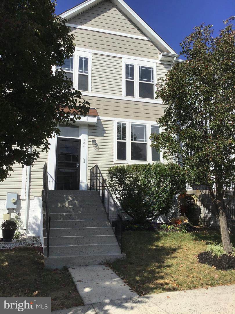 1841 Bruce Place - Photo 1