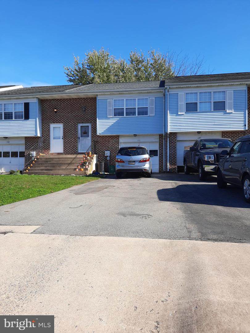 140 Pickwick Place - Photo 1
