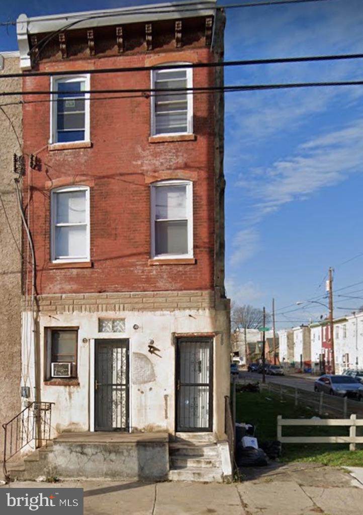 864 40TH Street - Photo 1