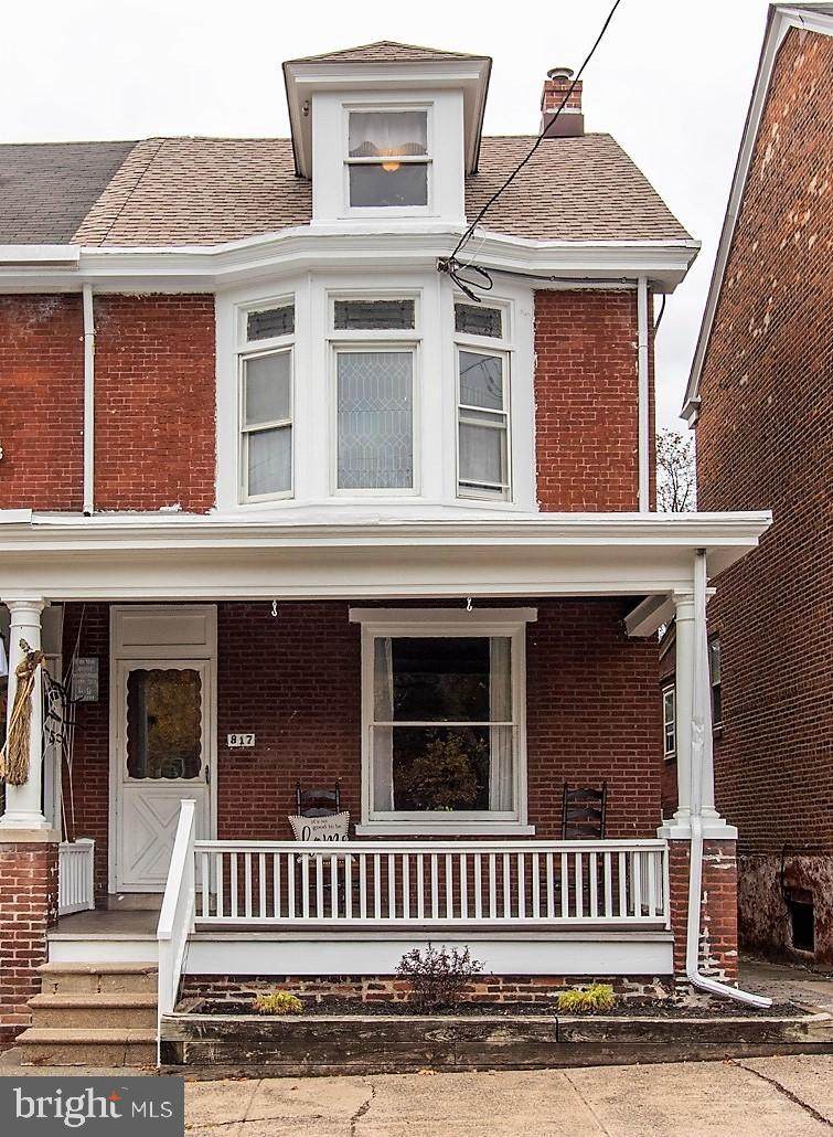 917 Queen Street - Photo 1