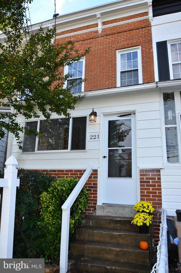 221 9TH Street - Photo 1