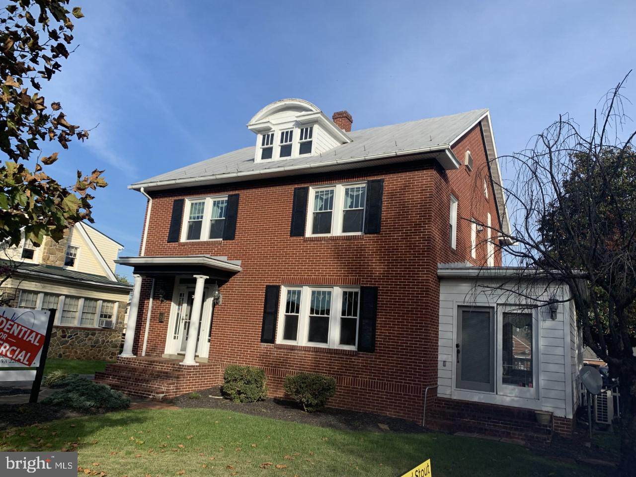 425 Royal Avenue - Photo 1
