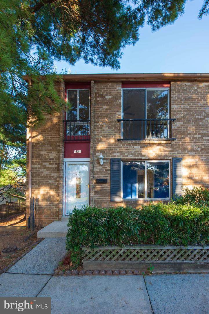 688 Side Drive - Photo 1
