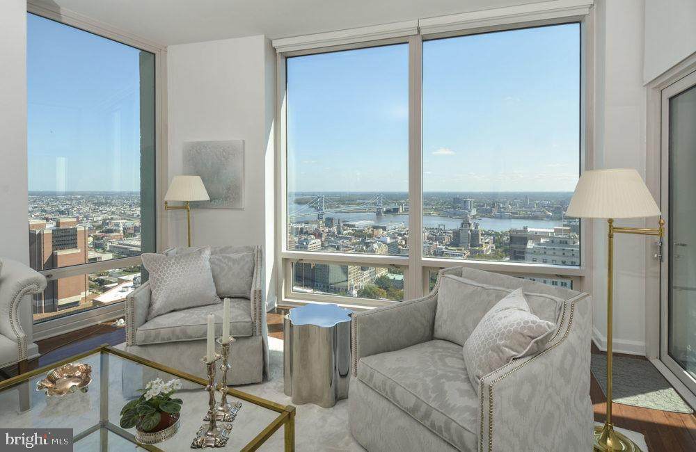 200 Washington Square - Photo 1