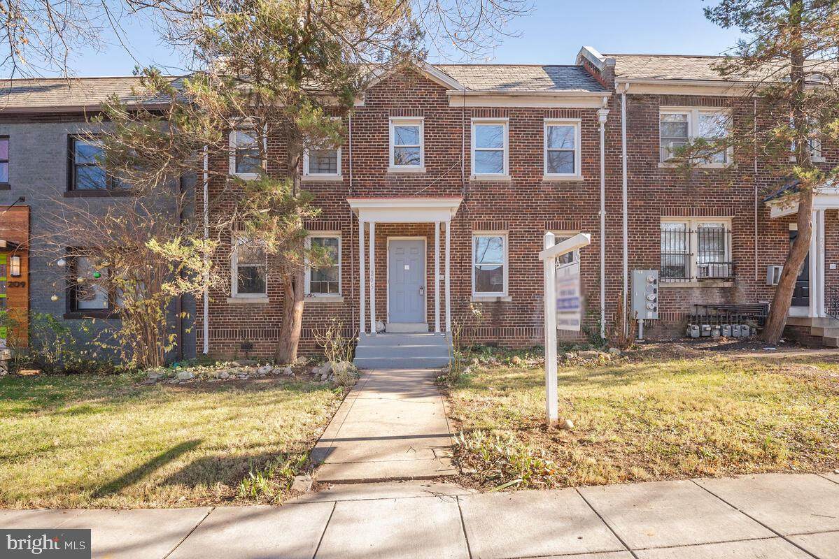 205 20TH Street - Photo 1