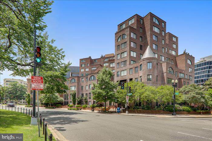 3 Washington Circle - Photo 1