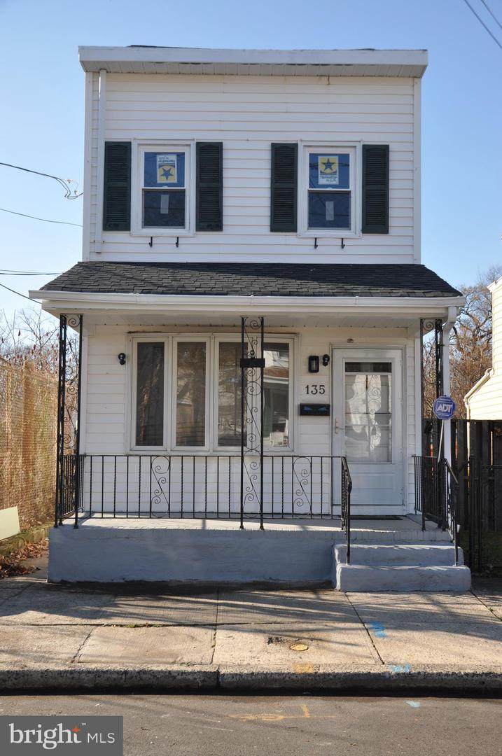 135 Hewitt Ave - Photo 1
