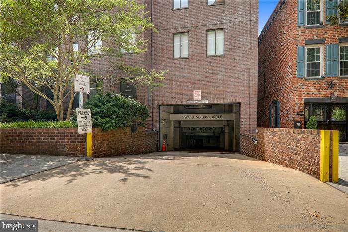 3 Washington Circle - Photo 1