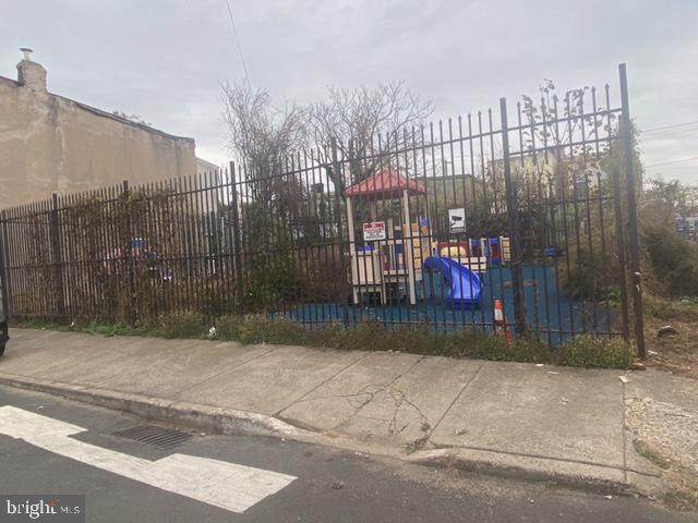 2529-33 Hutchinson Street - Photo 1