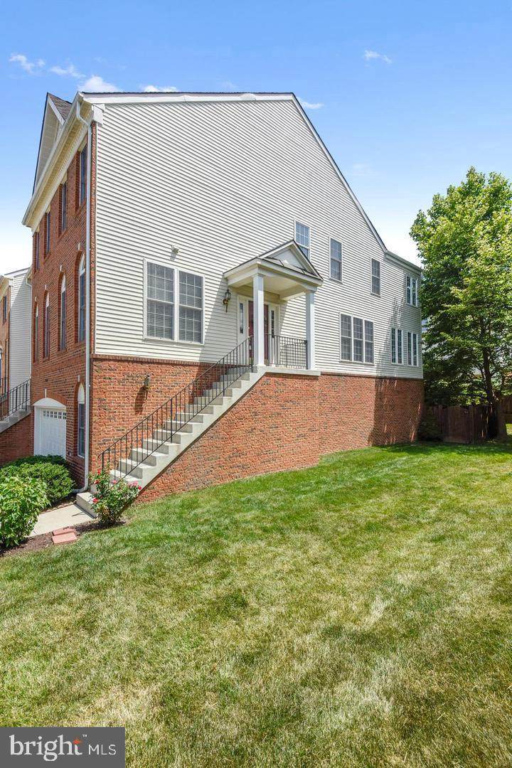 42935 Shelbourne Square - Photo 1