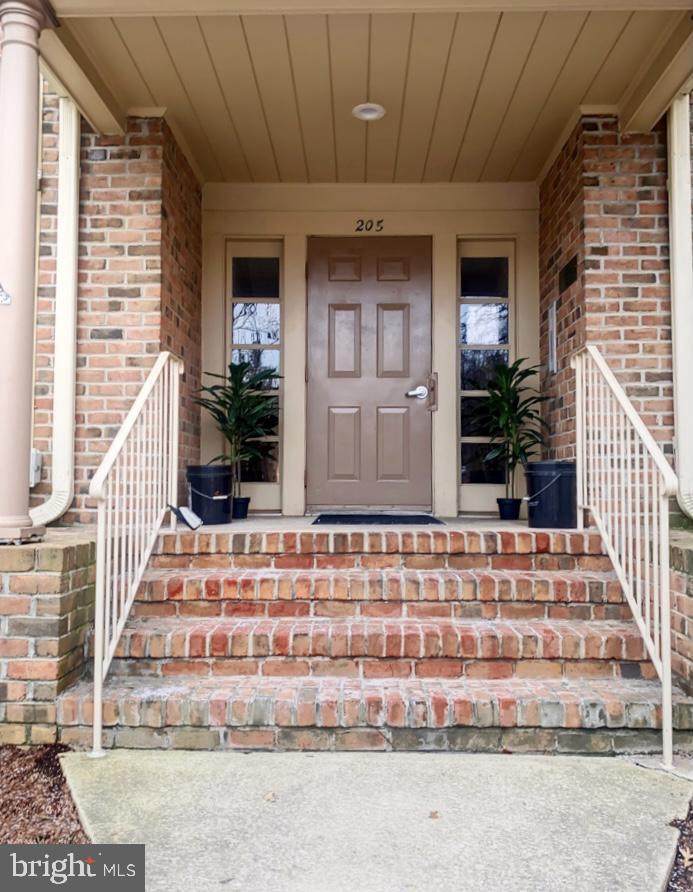 205 Crosse Pointe Court - Photo 1