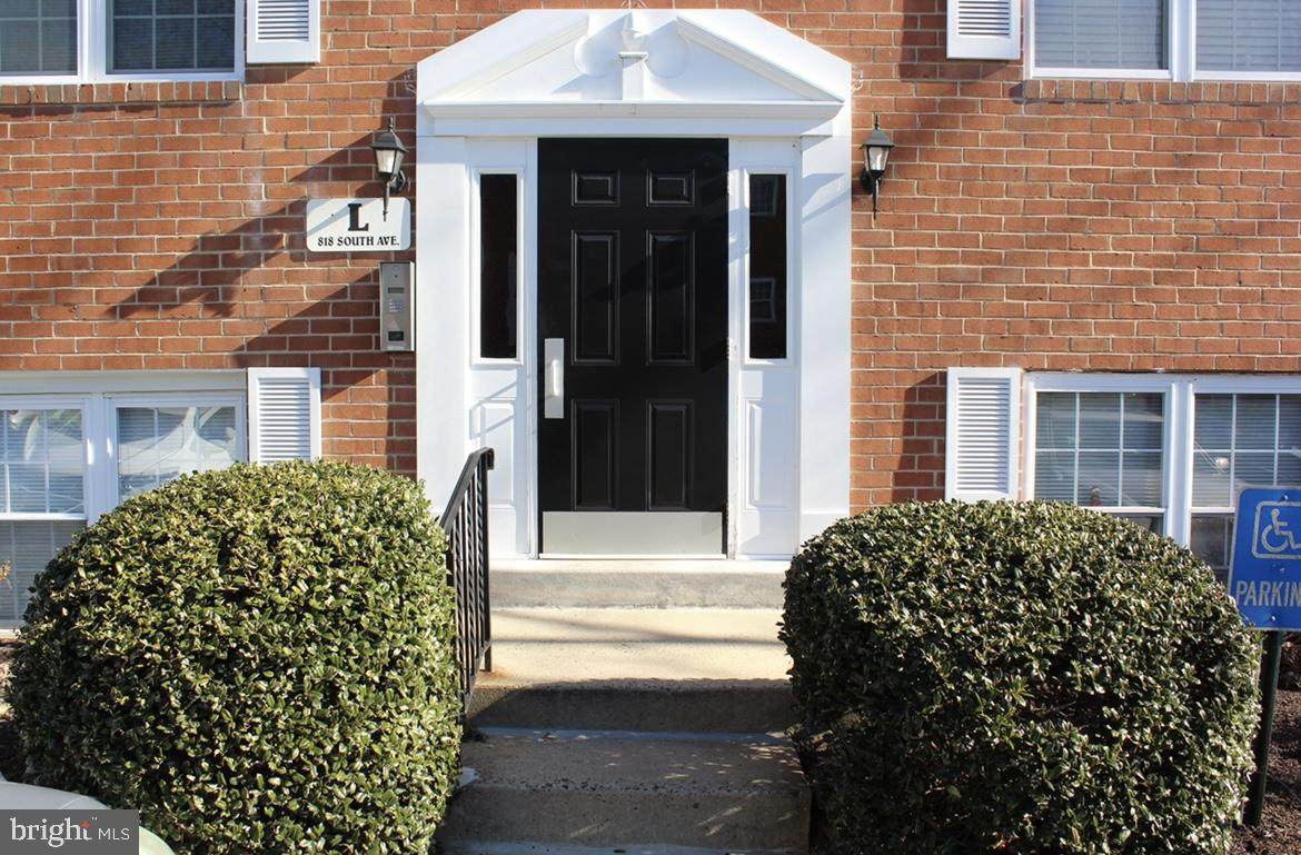 818 South Avenue - Photo 1