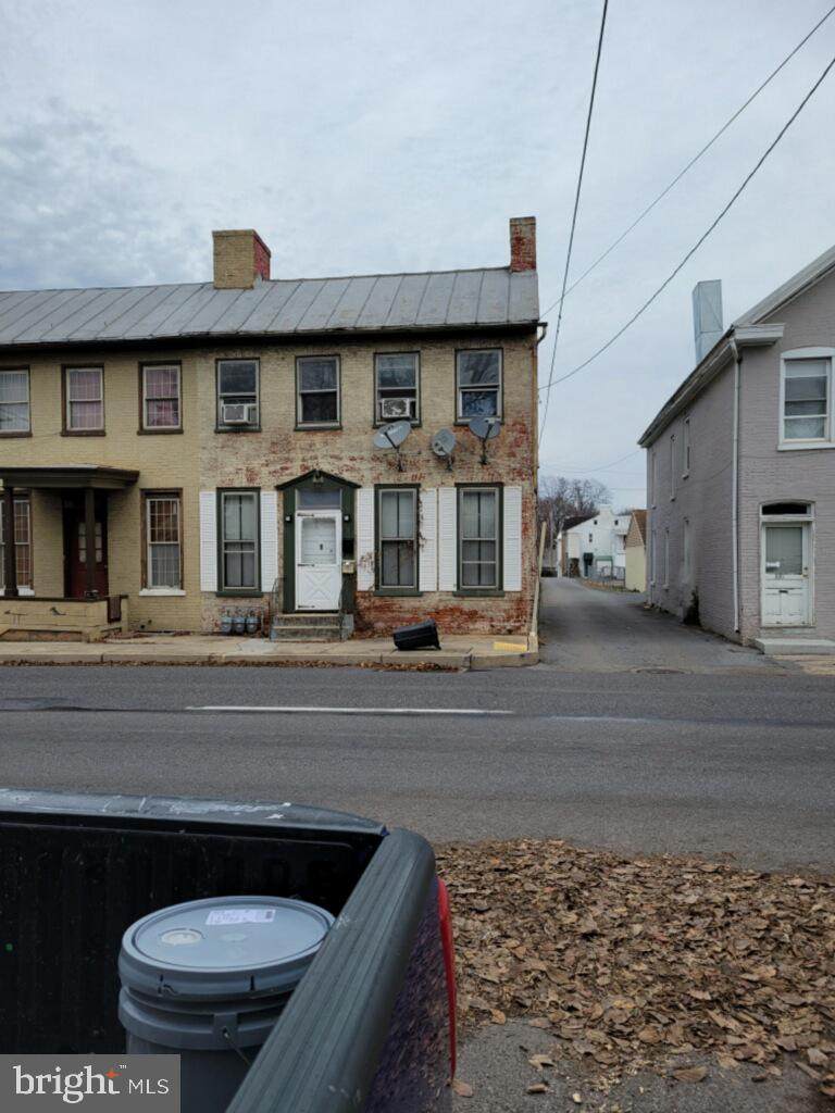 387 Queen Street - Photo 1