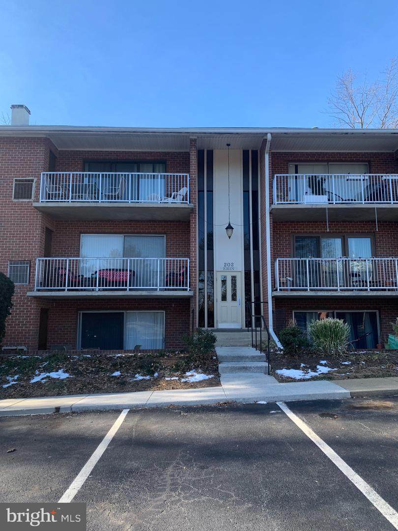202 Erin Way - Photo 1