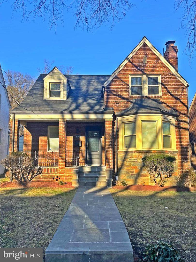 4449 South Dakota Avenue - Photo 1