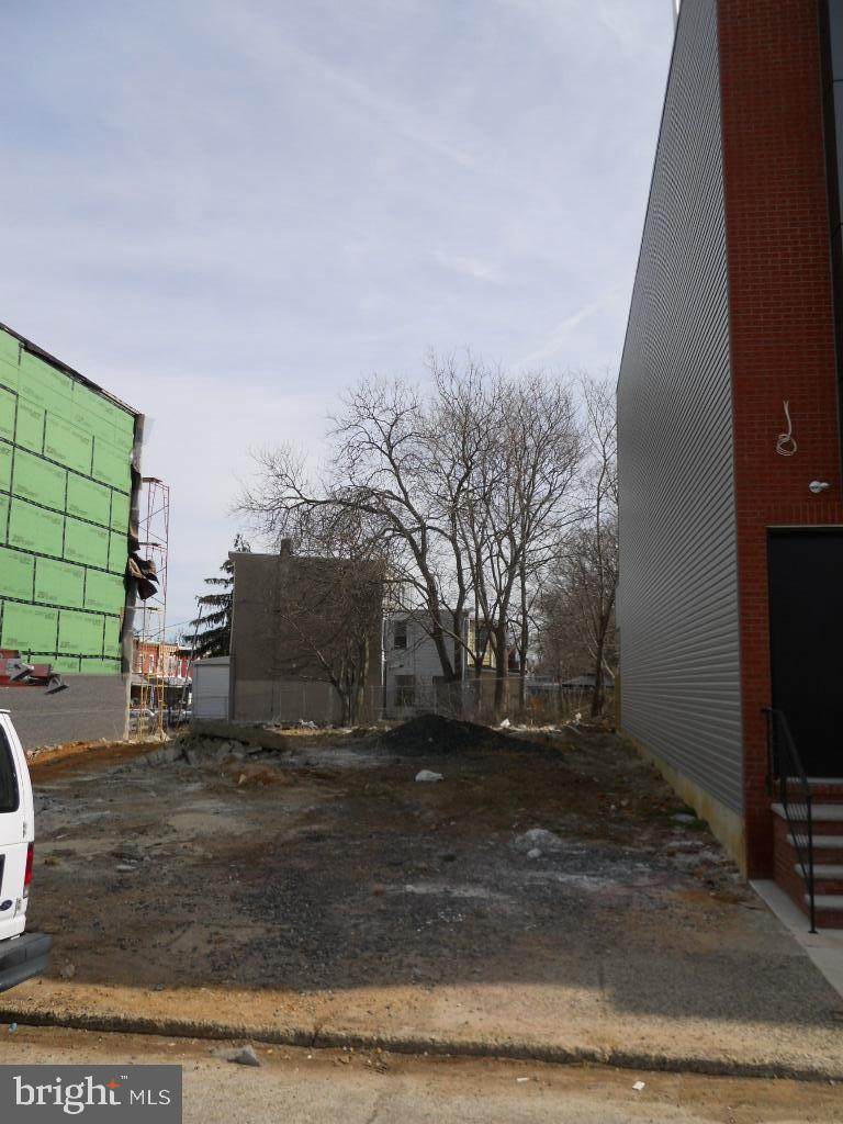 729 39TH Street - Photo 1